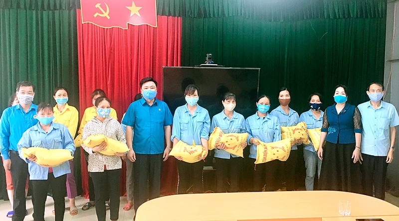 phu tho thi dua gop phan thao go kho khan giu chan nguoi lao dong