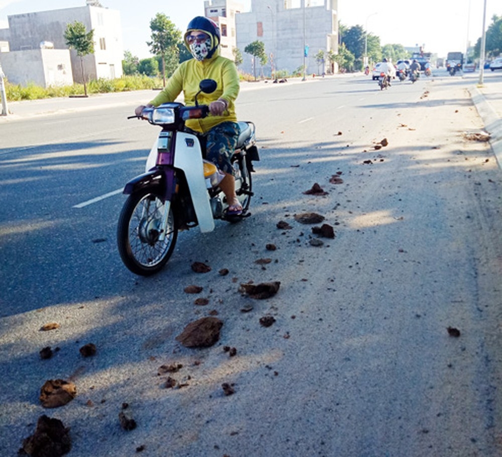 Xe chở vật liệu xây dựng tiềm ẩn nguy cơ tai nạn giao thông Xe chở vật liệu xây dựng tiềm ẩn nguy cơ tai nạn giao thông