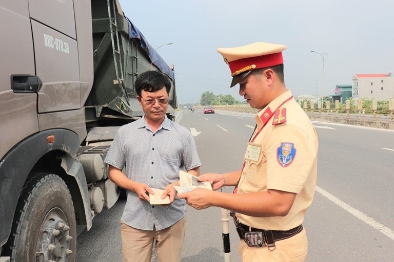 Xe chở vật liệu xây dựng tiềm ẩn nguy cơ tai nạn giao thông Xe chở vật liệu xây dựng tiềm ẩn nguy cơ tai nạn giao thông