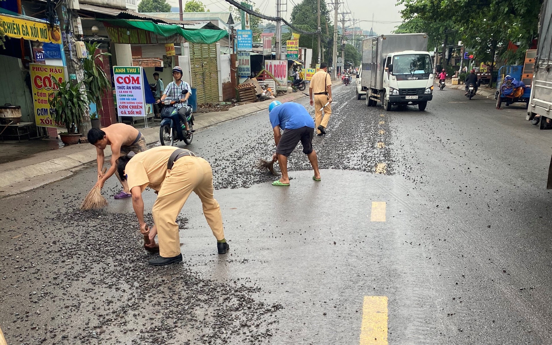 Xe chở vật liệu xây dựng tiềm ẩn nguy cơ tai nạn giao thông Xe chở vật liệu xây dựng tiềm ẩn nguy cơ tai nạn giao thông