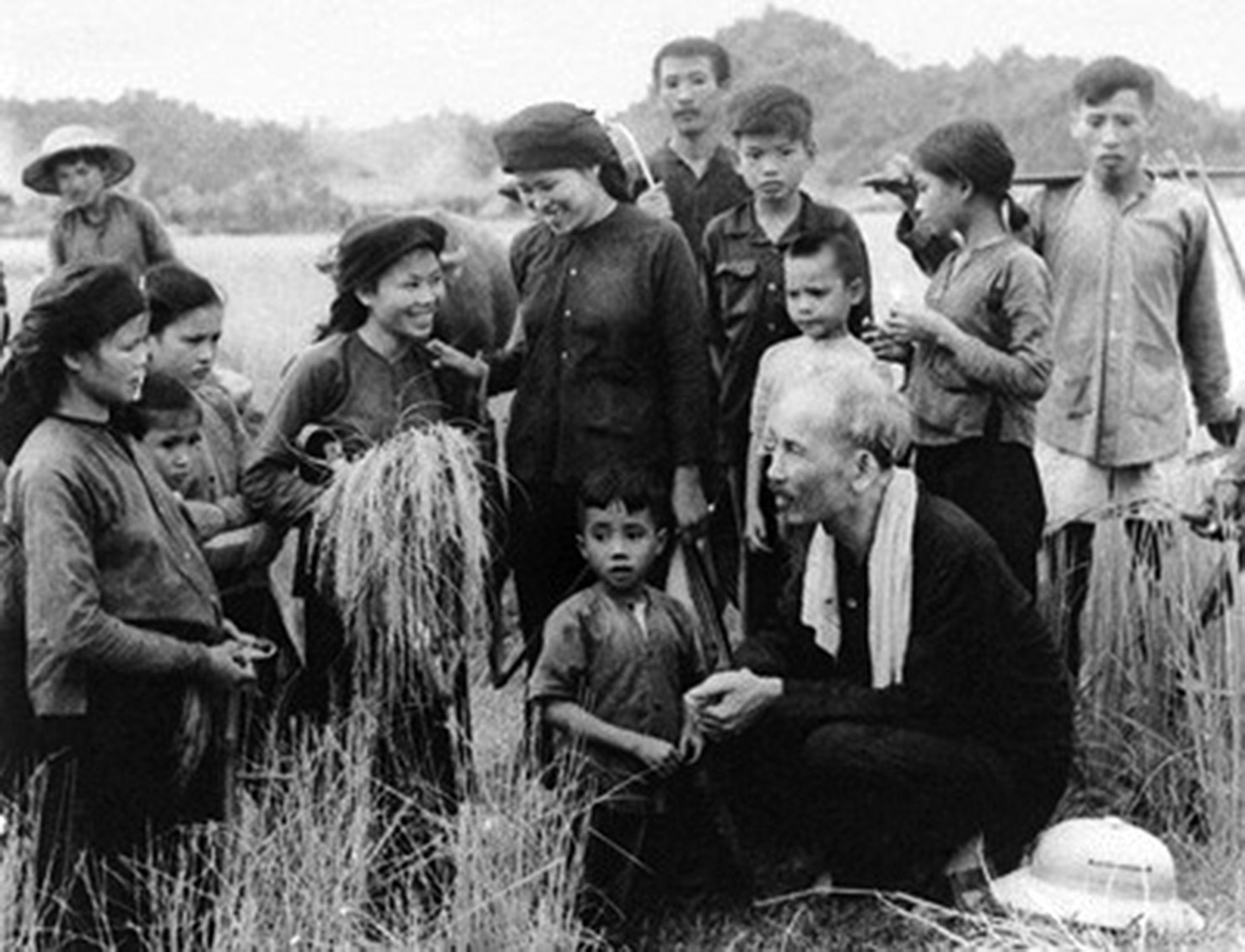 Nghiên cứu, học tập và vận dụng quan điểm của Chủ tịch Hồ Chí Minh về tác tuyên truyền Nghiên cứu, học tập và vận dụng quan điểm của Chủ tịch Hồ Chí Minh về tác tuyên truyền