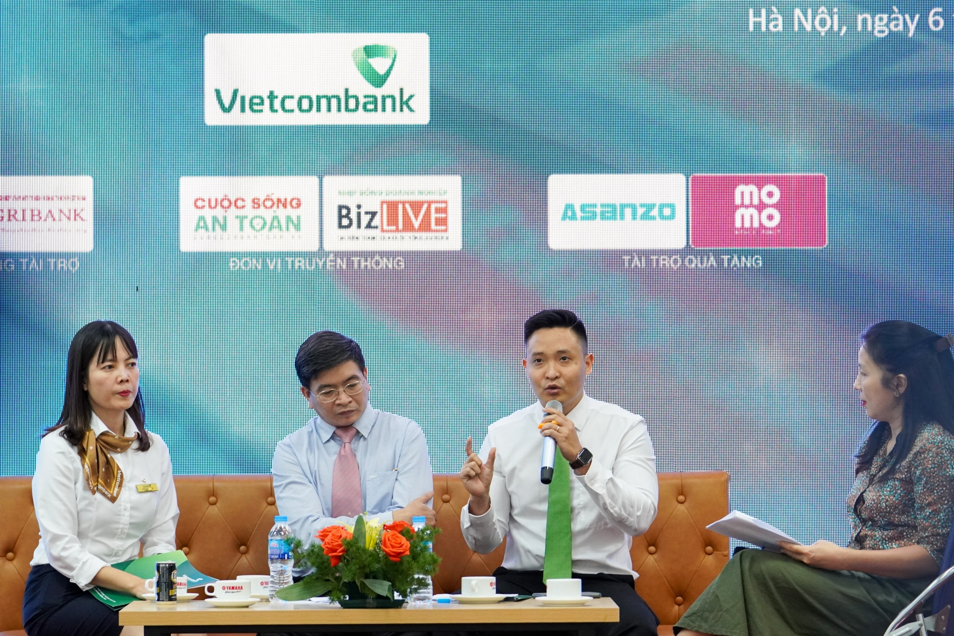 Vietcombank Đông Anh đồng hành cùng công nhân hướng tới chi tiêu không dùng tiền mặt Vietcombank Đông Anh đồng hành cùng công nhân hướng tới chi tiêu không dùng tiền mặt