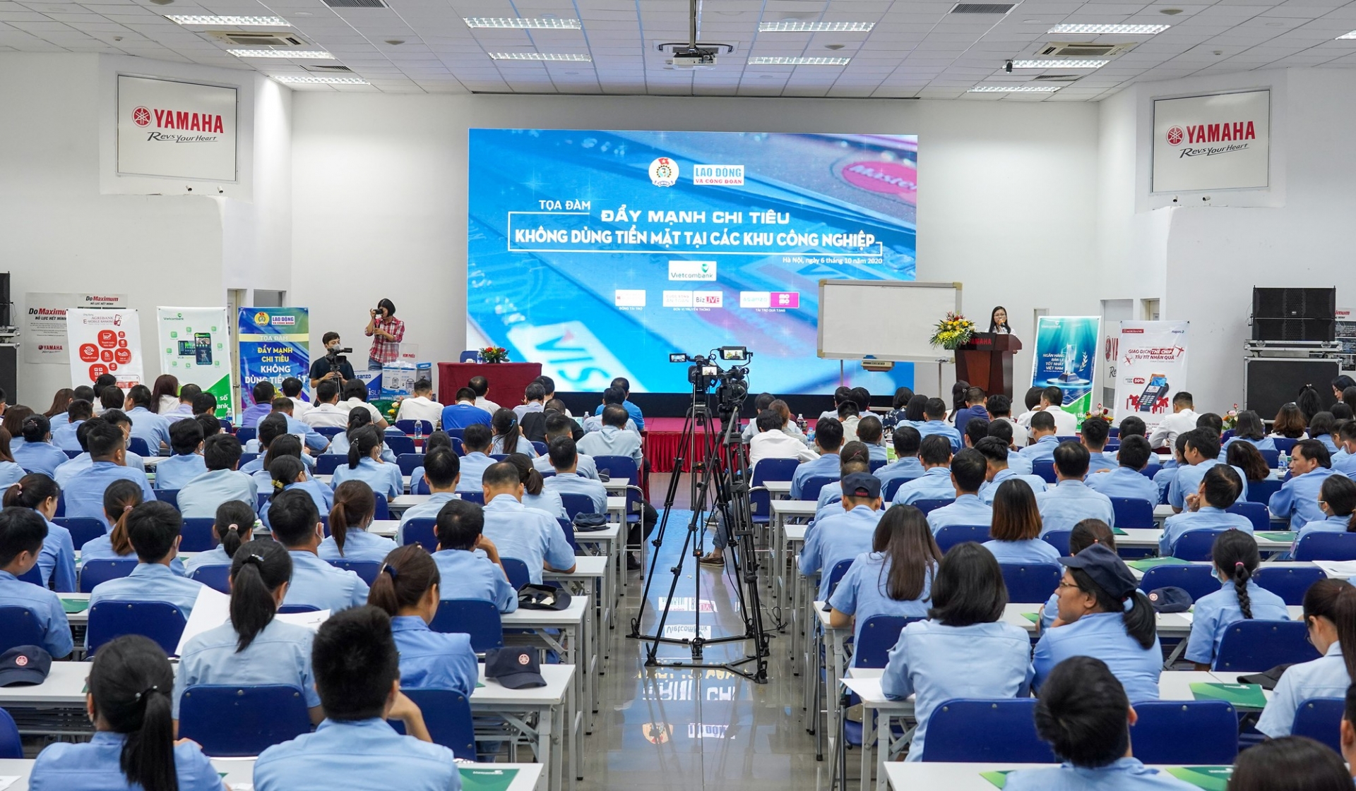 Vietcombank Đông Anh đồng hành cùng công nhân hướng tới chi tiêu không dùng tiền mặt Vietcombank Đông Anh đồng hành cùng công nhân hướng tới chi tiêu không dùng tiền mặt