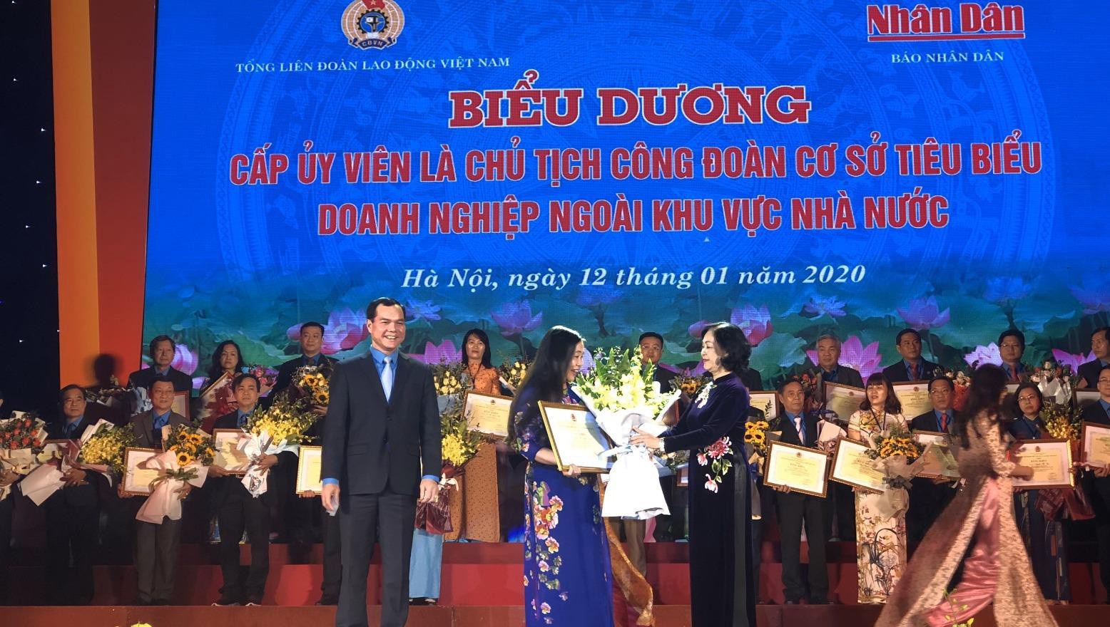 Cách mạng là sự nghiệp của quần chúng Cách mạng là sự nghiệp của quần chúng