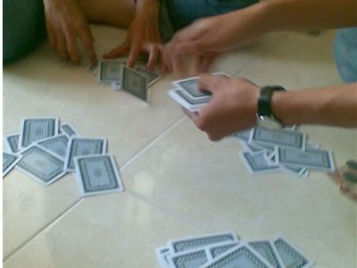 Chơi bài tại công ty bị sa thải, đúng hay sai? choi bai tai cong ty bi sa thai dung hay sai