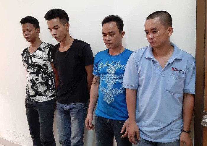 Chơi bài tại công ty bị sa thải, đúng hay sai? choi bai tai cong ty bi sa thai dung hay sai