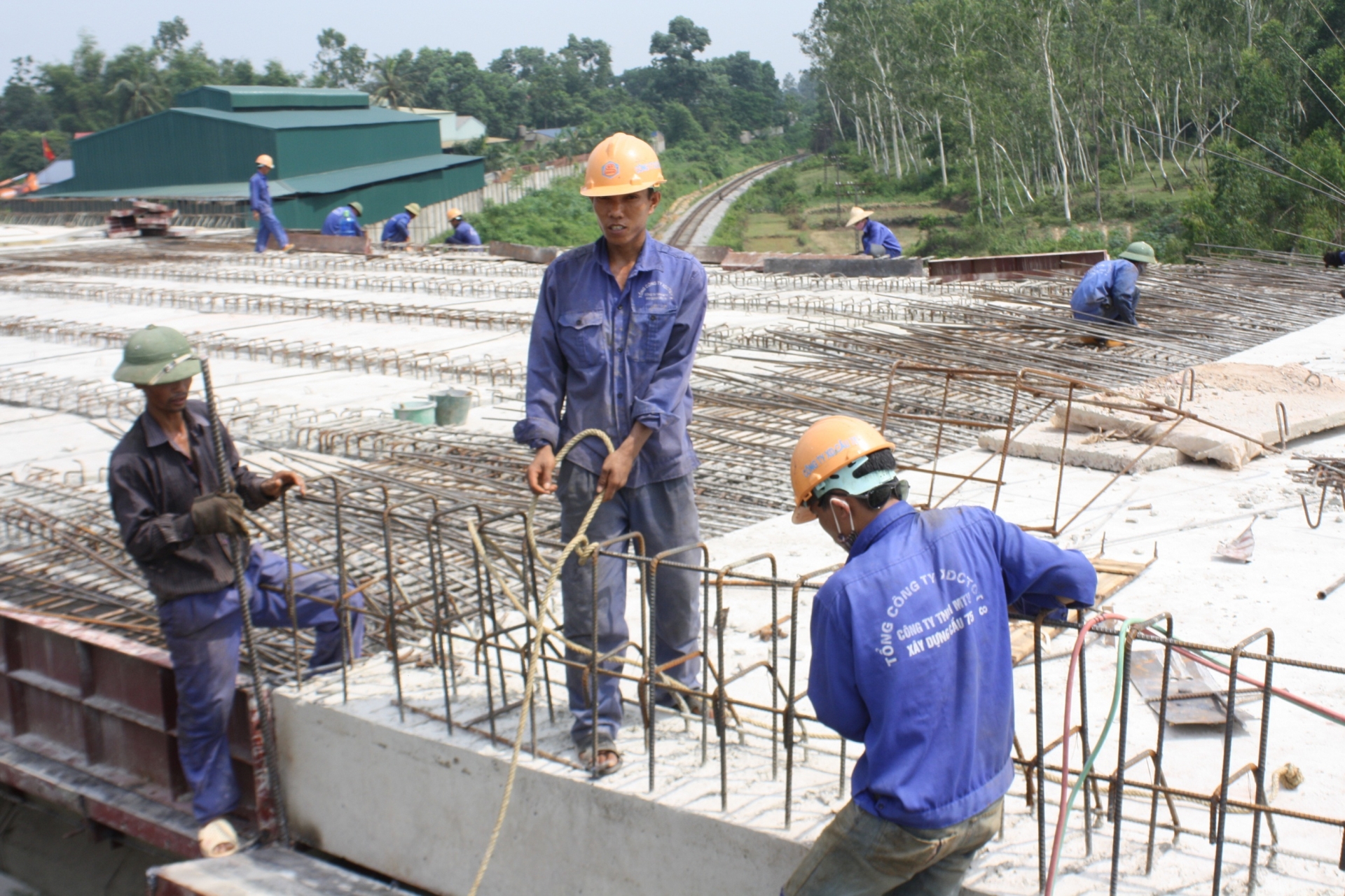 lam them gio nhieu nguoi lao dong co duoc khieu nai khong
