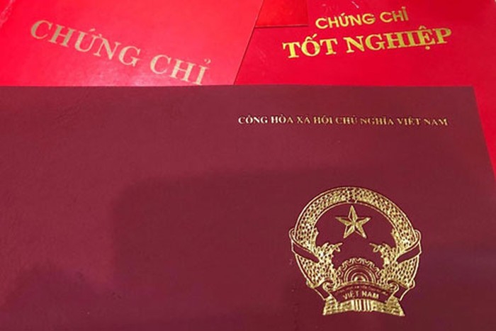 nghi viec khong duoc nhan so bao hiem va chung chi goc thi giai quyet the nao