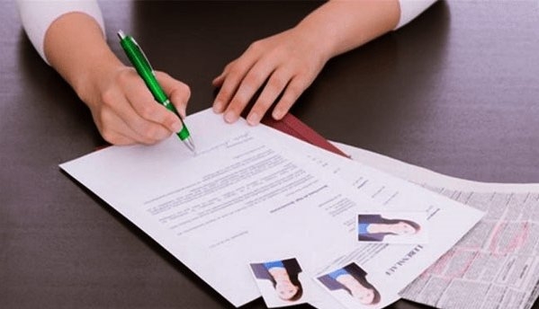 nghi viec khong duoc nhan so bao hiem va chung chi goc thi giai quyet the nao