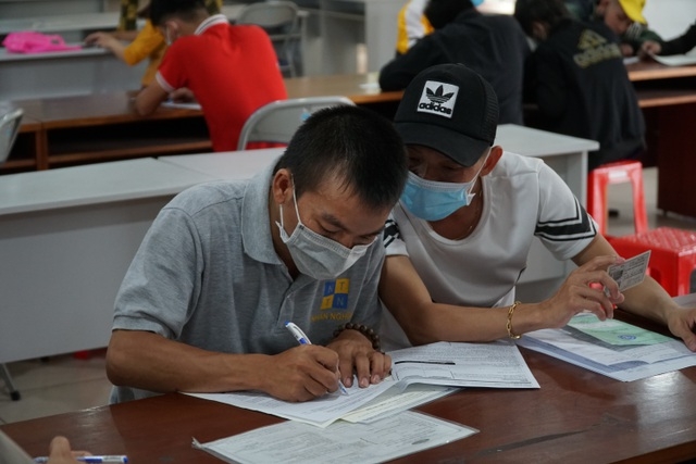 tu chinh sach den thuc te doi song con mot khoang cach lon