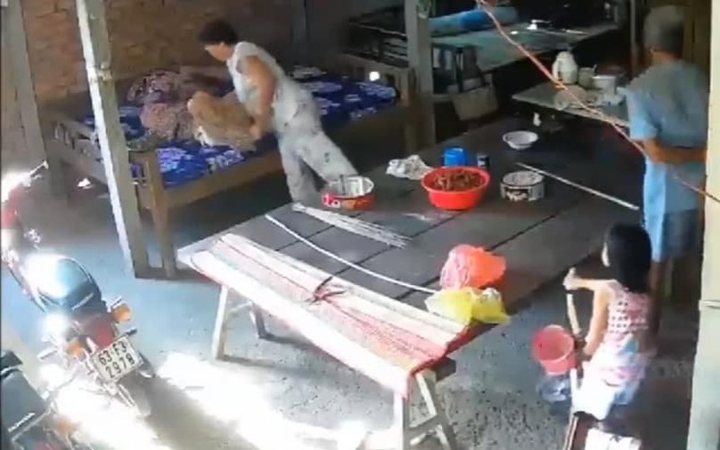 nhat duoc me cau chuyen am tinh nguoi trong luc kho khan