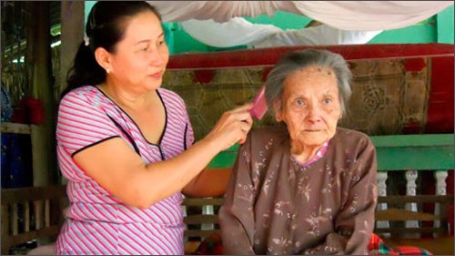 nhat duoc me cau chuyen am tinh nguoi trong luc kho khan