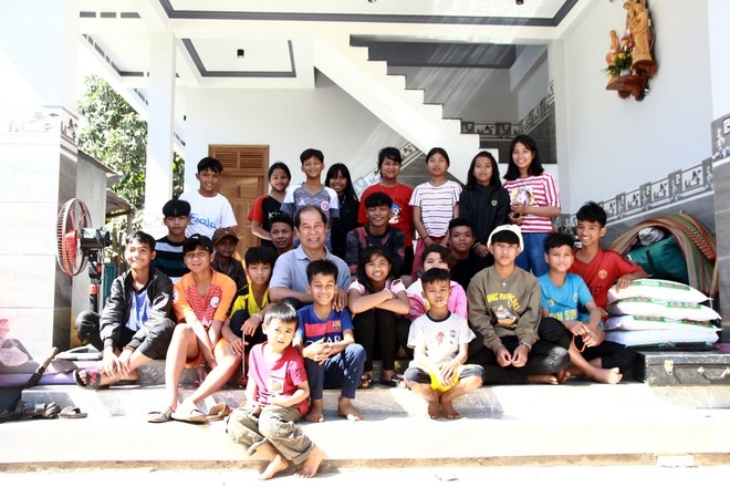 Bill Gates không giàu có bằng người bán báo?