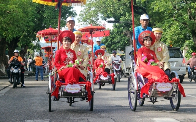 Tóm lại, lương nam công nhân bao nhiêu thì cưới được vợ?