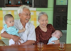 Vợ chồng sắp li dị, có nên cho con về chơi với ông bà không?