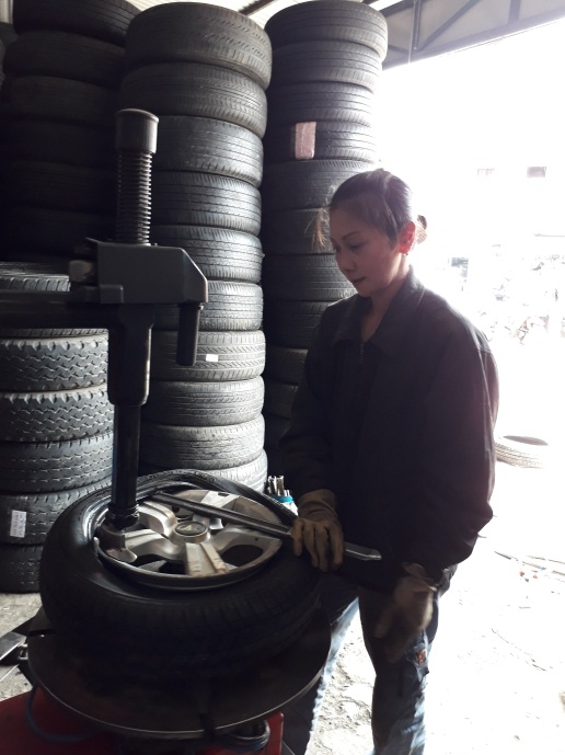 nguoi phu nu chan yeu tay mem quen lam viec nang