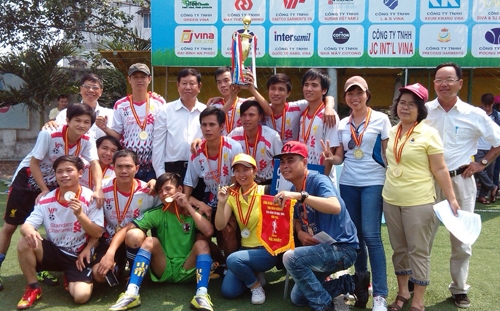 Có phải người chân phương khó kiếm người                              yêu?