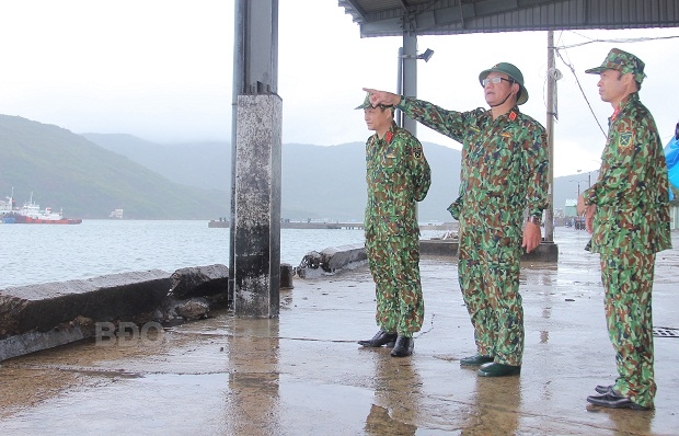 huy dong hai xe boc thep brdm 2 ung cuu dan trong bao so 6