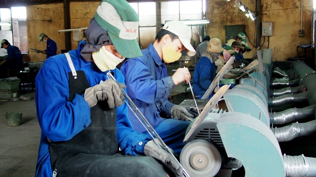 bat nguoi lao dong lam viec lien tuc 12 gio mot ngay dung hay sai