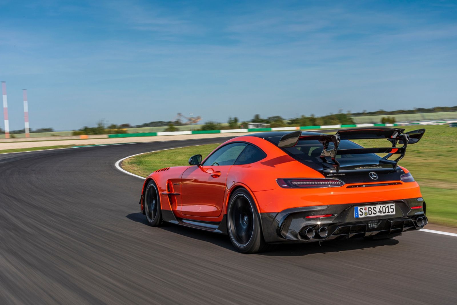 Mercedes AMG GT Black Series 2021 có giá 325.000 USD