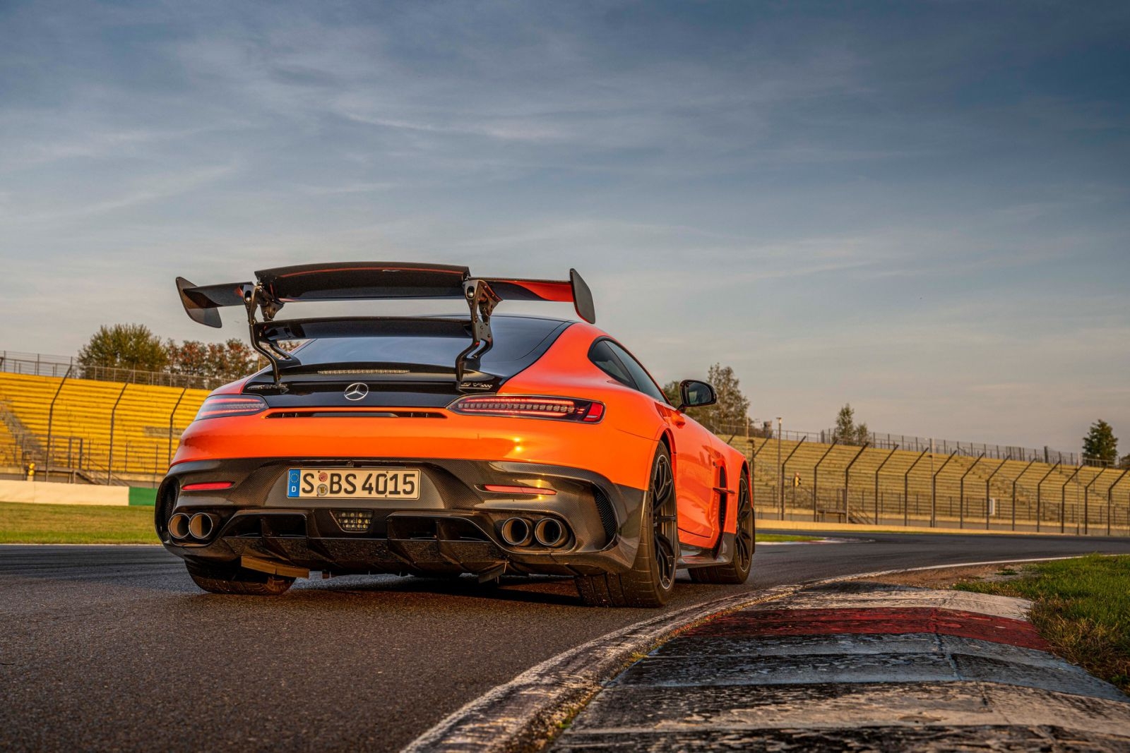 Mercedes AMG GT Black Series 2021 có giá 325.000 USD