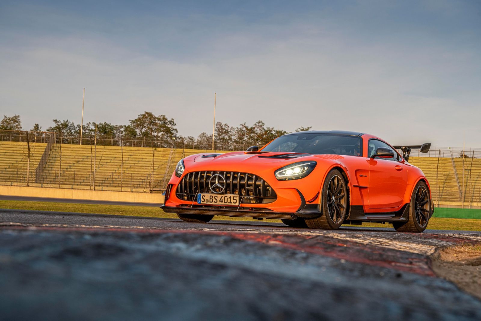 Mercedes-AMG GT Black Series 2021 có giá 325.000 USD