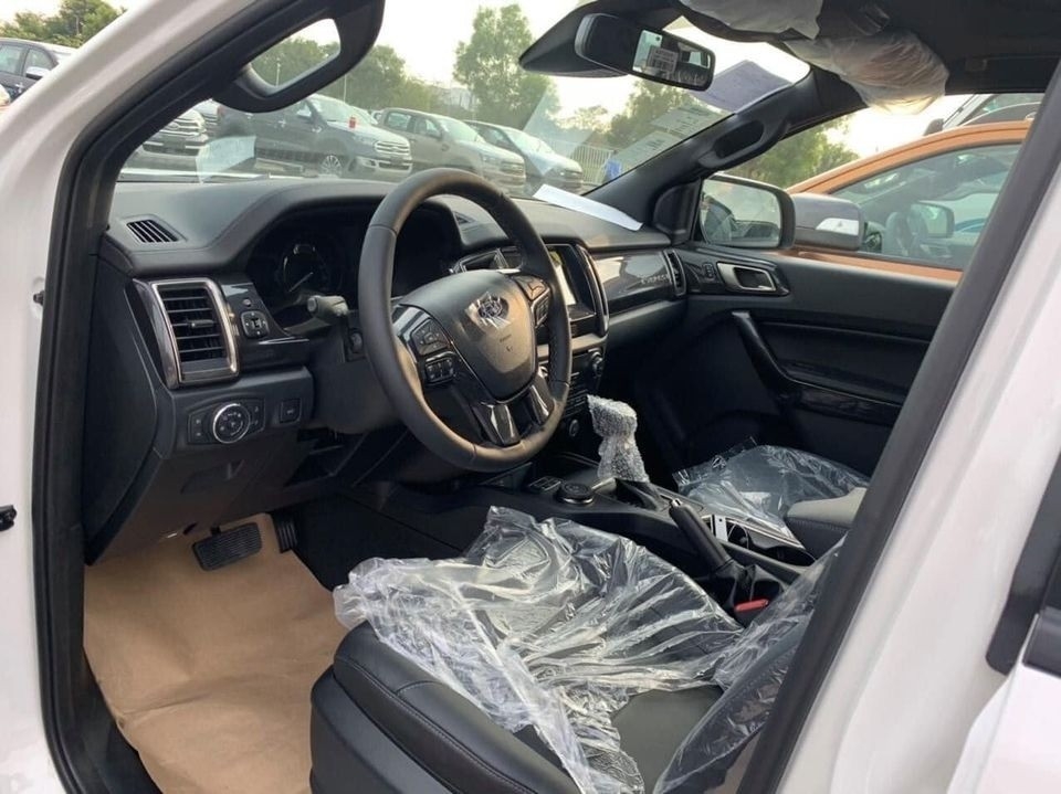 Đại lý đồng loạt chào bán Ford Everest 2021, giá không đổi