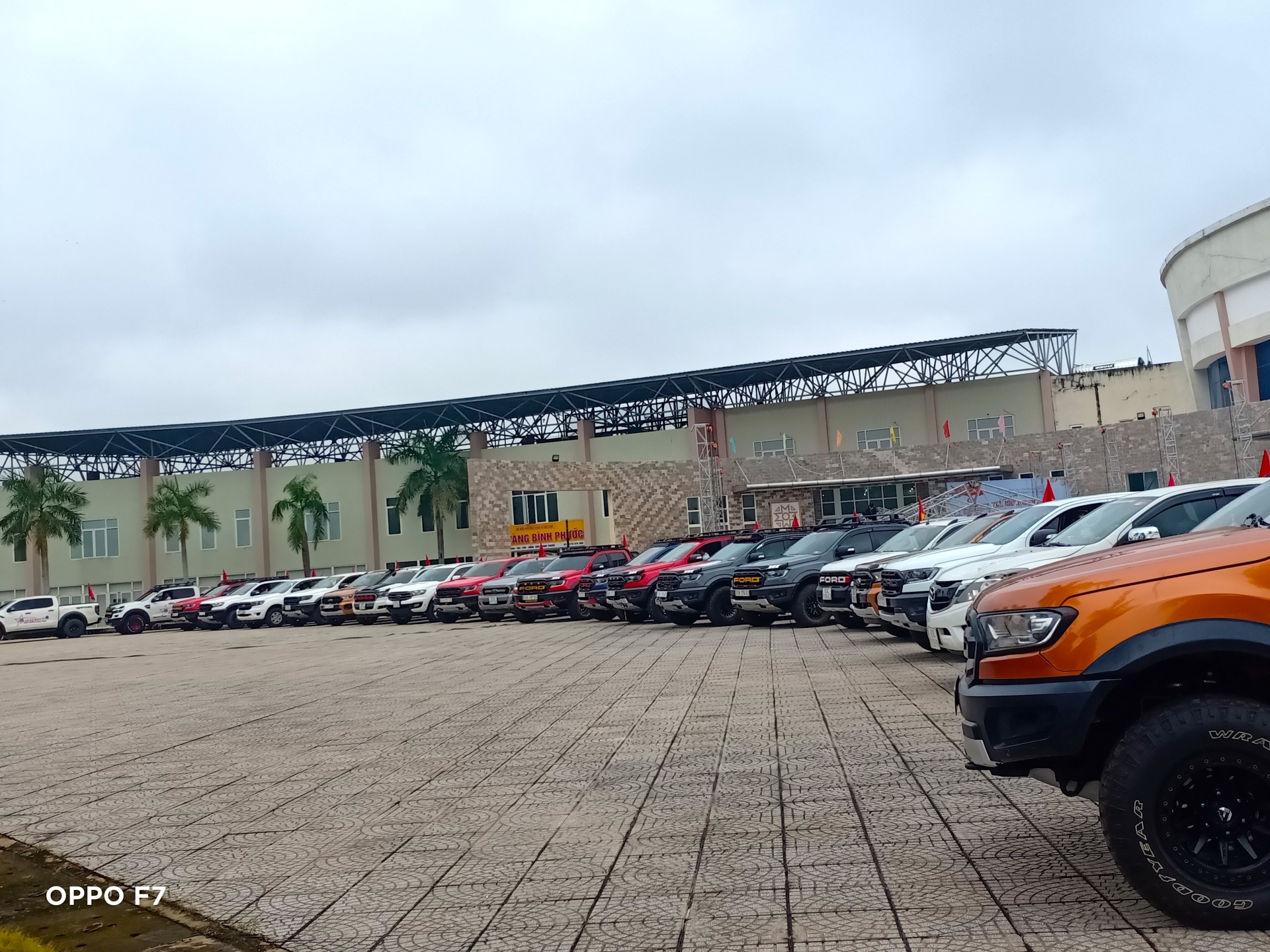 Các thành viên Bình Phước Pickup chuẩn bị diễu hành chào mừng Lễ ra mắt CLB