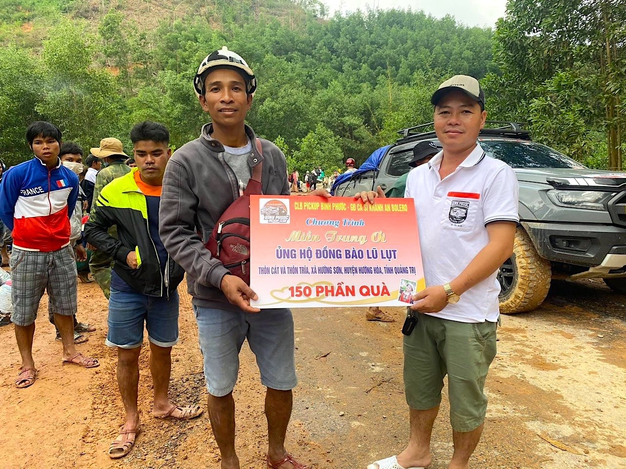 150 phần quà đã được Bình Phước Pickup mang đến tận nơi, trao cho người dân huyện Hương Hóa (Quảng Trị) “căng mình” chống lũ