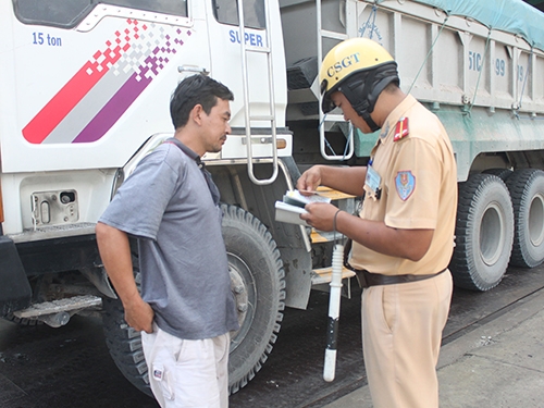 Ô tô quá hạn đăng kiểm có thể bị xử phạt 16 triệu đồng Ô tô quá hạn đăng kiểm có thể bị xử phạt 16 triệu đồng