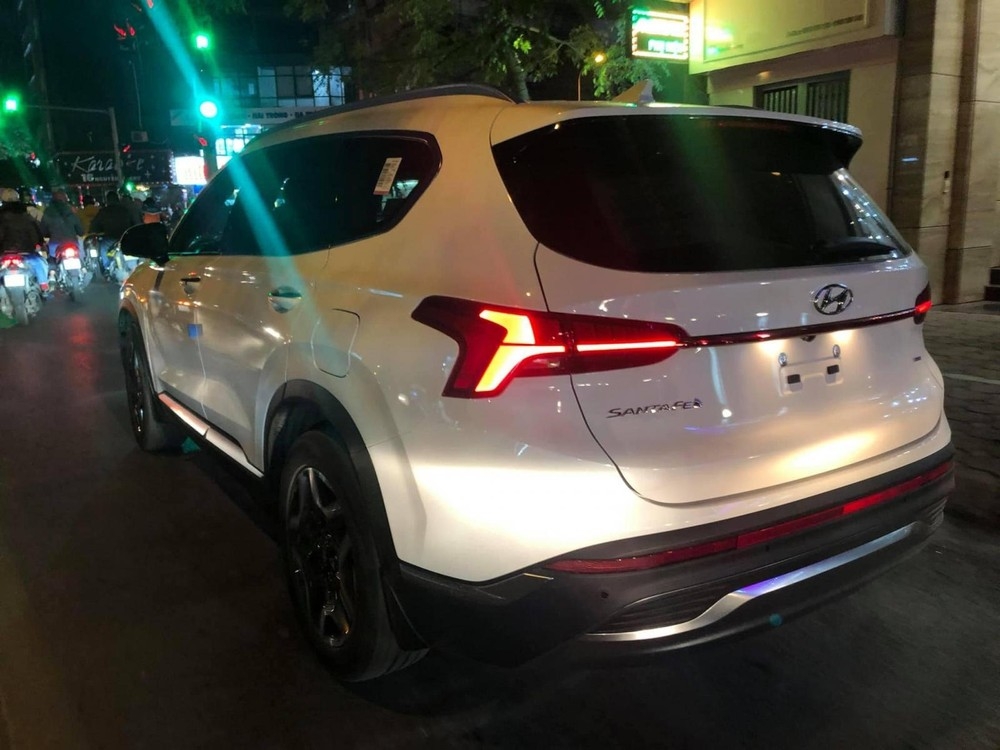 Hyundai SantaFe 2021 chưa biển số bất ngờ chạy trên phố Hà Nội
