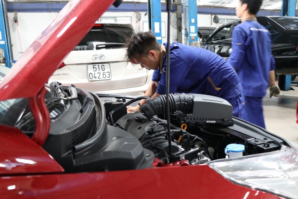 Xe hỏng, nên sửa ở gara chính hãng hay tư nhân?