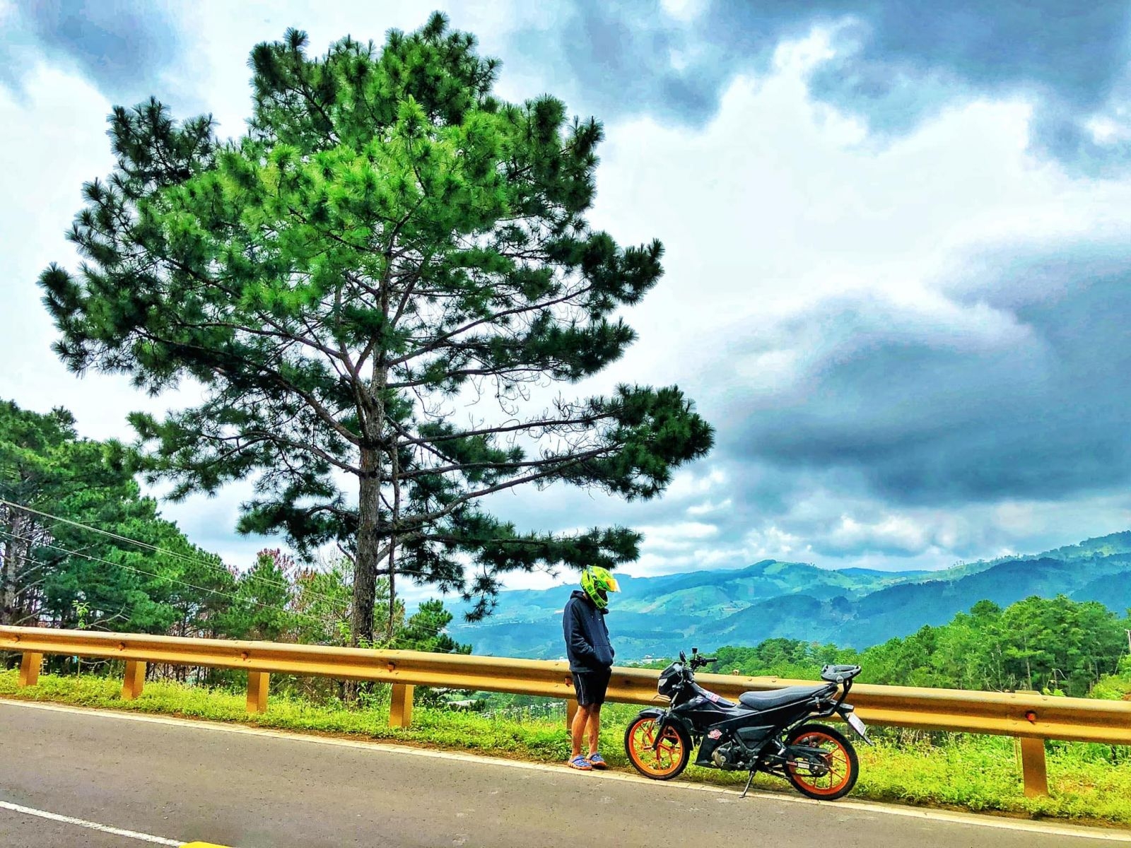 Bạn Dương Minh Khang bên cạnh chiến mã Suzuki Satria F150 chụp tại Đà Lạt Bạn Dương Minh Khang bên cạnh chiến mã Suzuki Satria F150 chụp tại Đà Lạt