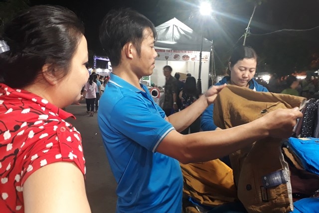 Dành tặng 400 phần quà cho công nhân tiêu biểu, có hoàn cảnh khó khăn danh tang 400 phan qua cho cong nhan tieu bieu co hoan canh kho khan