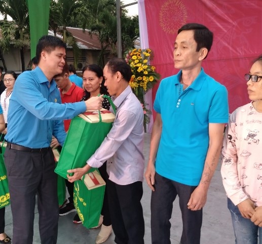 to chuc tet sum vay va tang qua tet cho cong nhan