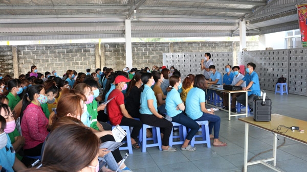 tuyen truyen ve phong chong dich benh virus corona moi cho hon 40 ngan cong nhan