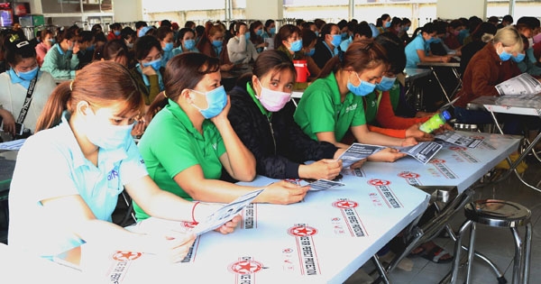 tuyen truyen ve phong chong dich benh virus corona moi cho hon 40 ngan cong nhan