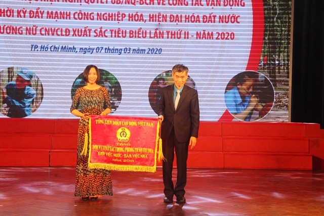 Tuyên dương 40 tập thể và 80 cá nhân "Giỏi việc nước, đảm việc nhà" tuyen duong 40 tap the va 80 ca nhan gioi viec nuoc dam viec nha