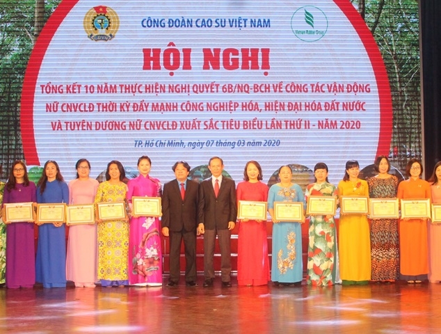 Tuyên dương 40 tập thể và 80 cá nhân "Giỏi việc nước, đảm việc nhà" tuyen duong 40 tap the va 80 ca nhan gioi viec nuoc dam viec nha