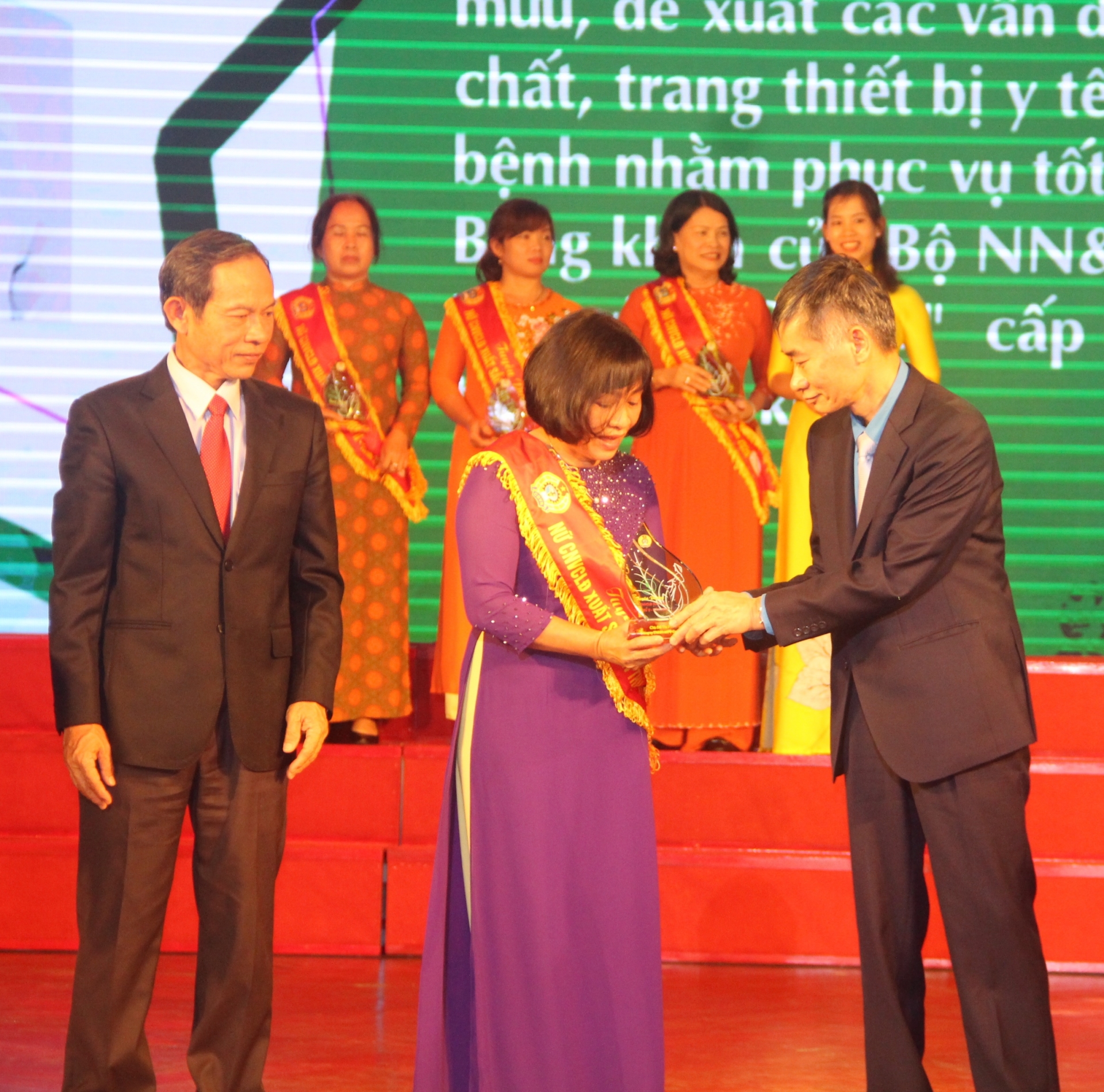 Tuyên dương 40 tập thể và 80 cá nhân "Giỏi việc nước, đảm việc nhà" tuyen duong 40 tap the va 80 ca nhan gioi viec nuoc dam viec nha