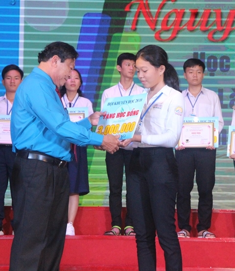 tang hoc bong 15 ty dong tiep suc 500 con cnvcld hoc gioi vuot kho