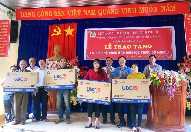 Tặng 57 tivi cho hộ nghèo đồng bào dân tộc thiểu số tang 57 tivi cho ho ngheo dong bao dan toc thieu so