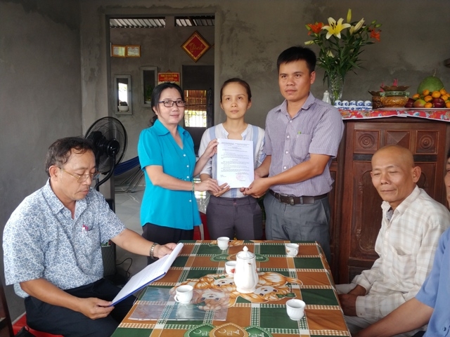 Trao nhà mái ấm công đoàn cho đoàn viên ngành nông nghiệp trao nha mai am cong doan cho doan vien nganh nong nghiep