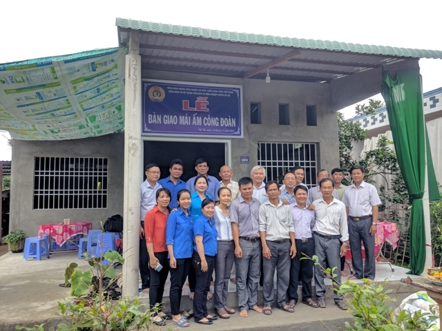 Trao nhà mái ấm công đoàn cho đoàn viên ngành nông nghiệp