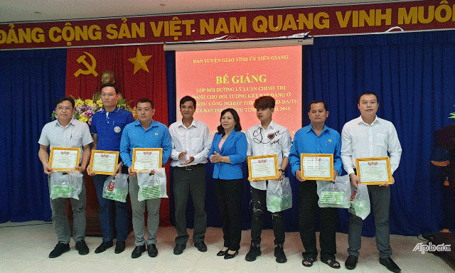 67 “thủ lĩnh” công đoàn cơ sở hoàn thành khóa học lý luận chính trị 67 thu linh cong doan co so hoan thanh khoa hoc ly luan chinh tri