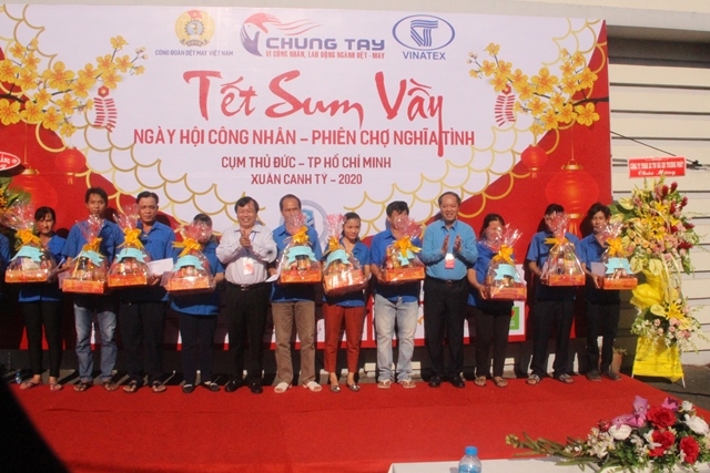 to chuc tet sum vay ban hang giam gia tu 20 50 cho cong nhan