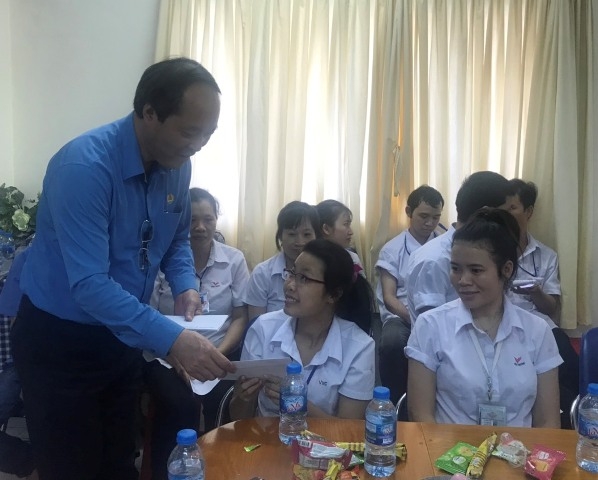 Công đoàn Dệt May Việt Nam: Thăm tặng quà cho công nhân là người khuyết tật cong doan det may viet nam tham tang qua cho cong nhan la nguoi khuyet tat