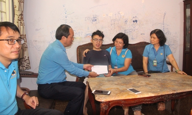 Công đoàn Dệt May Việt Nam: Thăm tặng quà cho công nhân là người khuyết tật cong doan det may viet nam tham tang qua cho cong nhan la nguoi khuyet tat