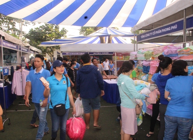 Công đoàn Dệt May Việt Nam: Thăm tặng quà cho công nhân là người khuyết tật cong doan det may viet nam tham tang qua cho cong nhan la nguoi khuyet tat