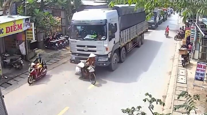 Cô gái suýt mất mạng khi đi vào điểm mù xe container